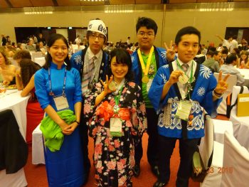 メダルを取った代表4名、日本チームを支えてくれた学生ボランティア