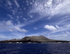 ①西之島概観_(撮影:自然環境研究センター 森英章・上席研究員)